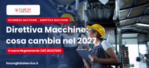 Due operai con casco osservano un tablet in un capannone industriale — nuovo Regolamento Macchine 2023/1230