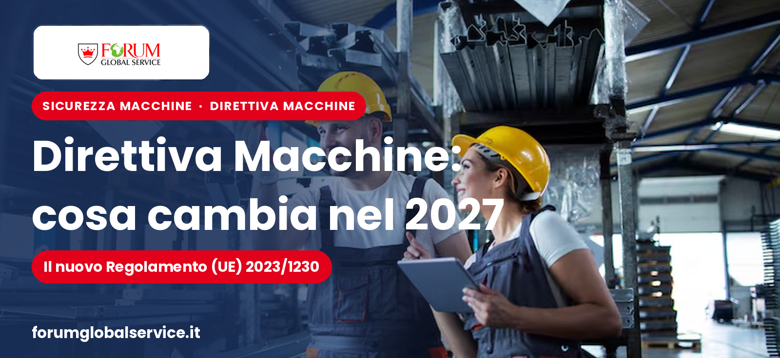 Due operai con casco osservano un tablet in un capannone industriale — nuovo Regolamento Macchine 2023/1230