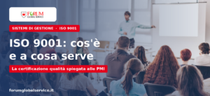 Relatore in piedi davanti a una platea in aula durante un corso aziendale — certificazione ISO 9001 per le PMI